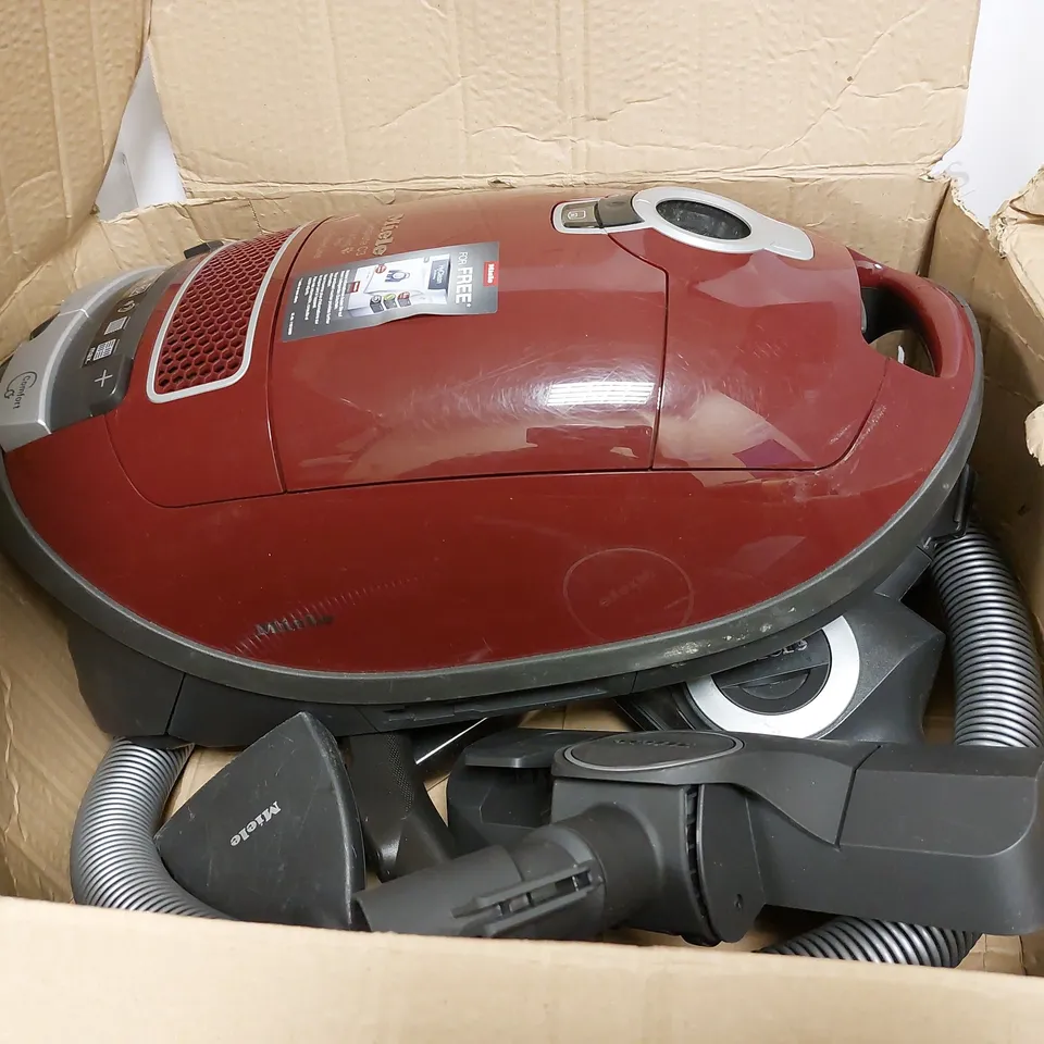 MIELE COMPLETE C3 CAT & DOG VACUUM CLEANER 