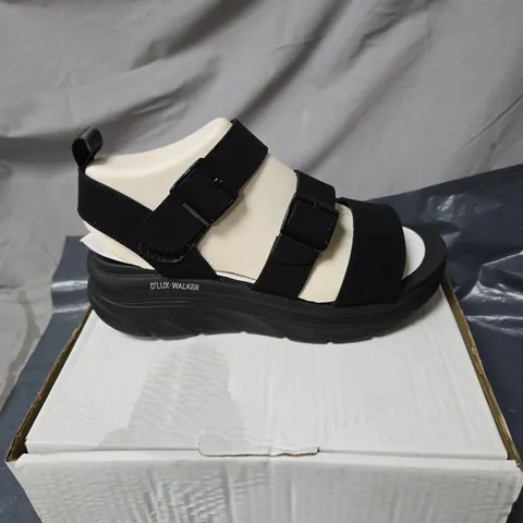 BOXED PAIR OF SKECHERS D'LUX WALKER RETRO COSMOS SANDALS IN BLACK SIZE 7