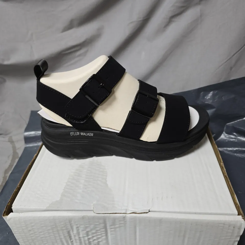 BOXED PAIR OF SKECHERS D'LUX WALKER RETRO COSMOS SANDALS IN BLACK SIZE 7