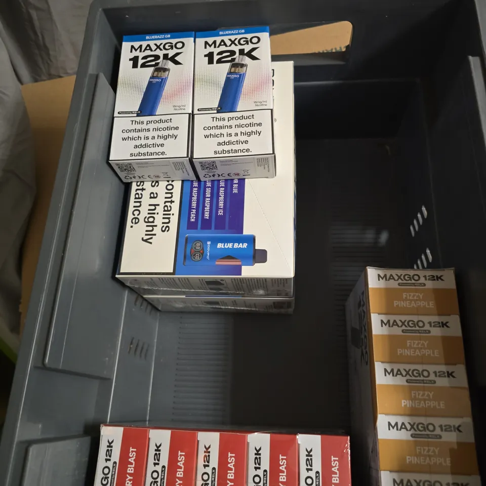 LOT OF APPROXIMATELY 9 ASSORTED ELECTRONIC CIGARETTE ITEMS TO INCLUDE MAXGO, AYCE BAR AND FUMOT