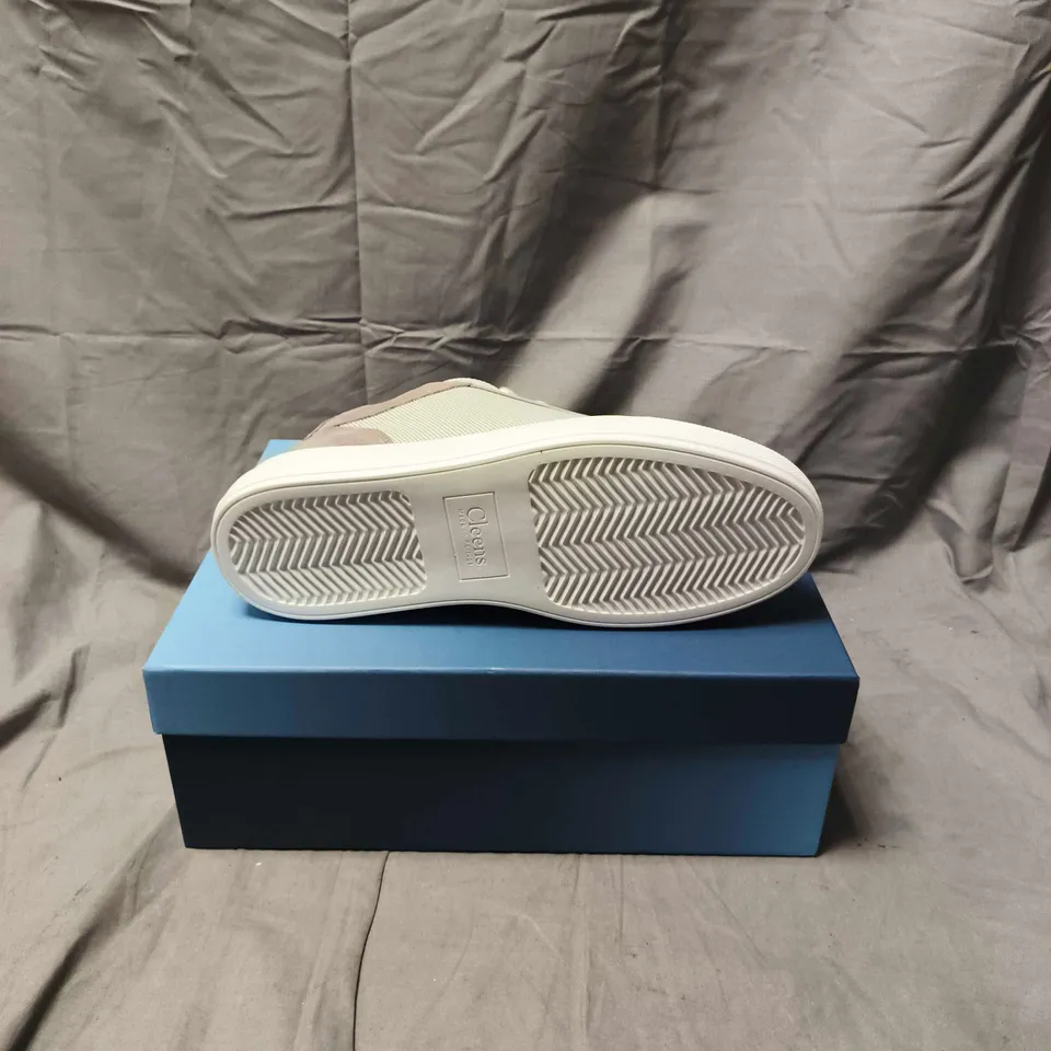 BOXED PAIR OF MENS CLEEN'S GREY AND WHITE TRAINERS - SIZE 9