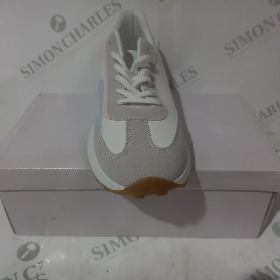 BOXED PAIR OF DESIGNER SHOES IN WHITE/GREY/BLUE/PINK EU SIZE 39
