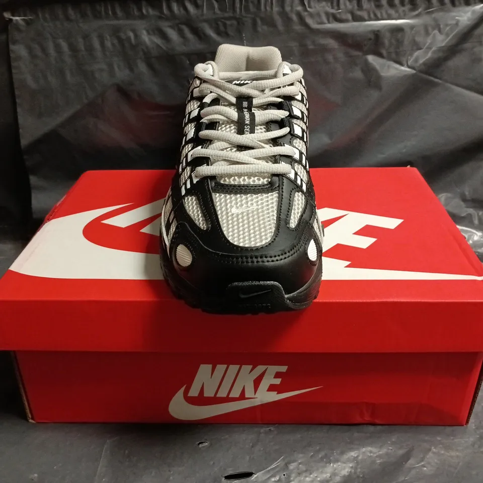 BOXED PAIR OF NIKE P-6000 TRAINERS IN SHADOW GREY/BLACK SIZE UK 10