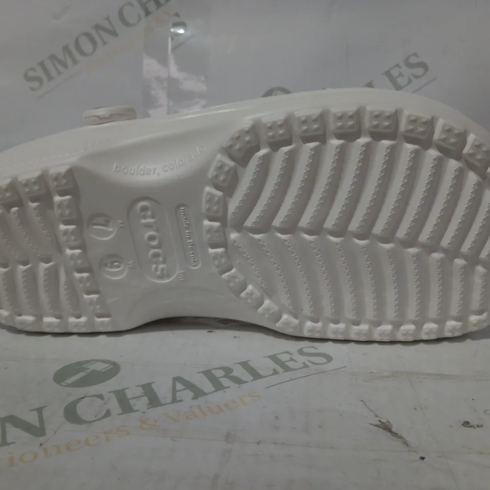 PAIR OF CROCS CLASSIC CLOGS IN WHITE UK SIZE M6/W7