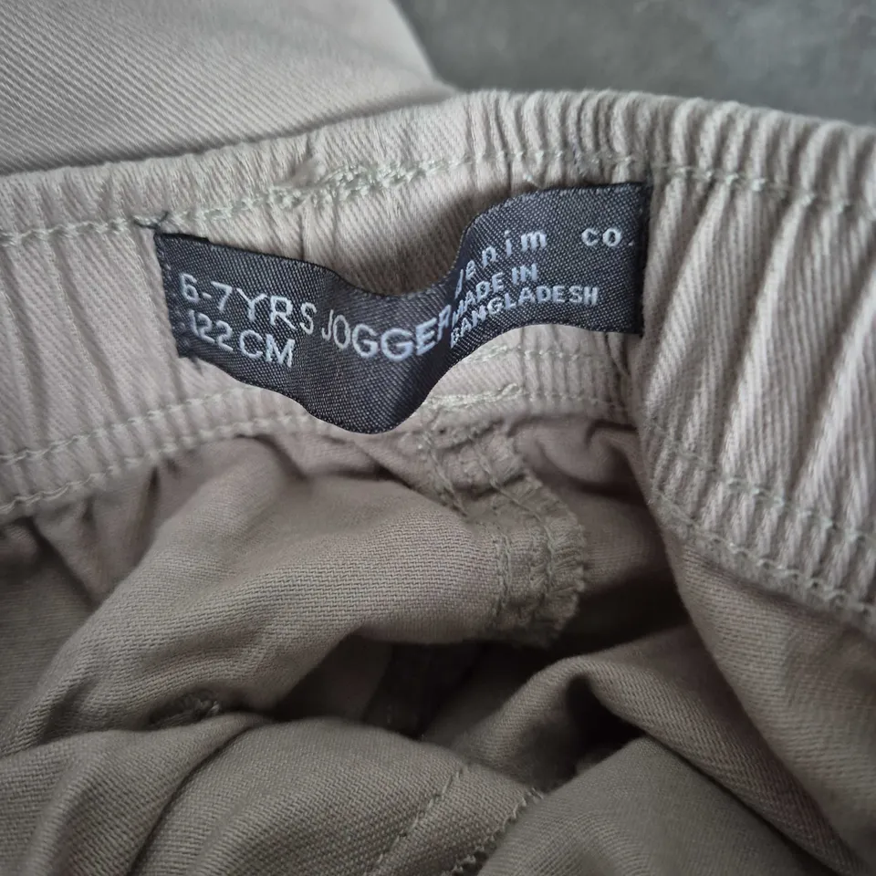 F&F KIDS T-SHIRT & JOGGERS SET – BEIGE RE:IMAGINE GRAPHIC TEE UK 7-8Y + JOGGERS UK 6-7Y (2 PIECES)