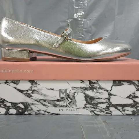 BOXED PAIR OF MODA IN PELLE FLORENTIN BLOCK HEEL SHOES IN SILVER SIZE EU 40