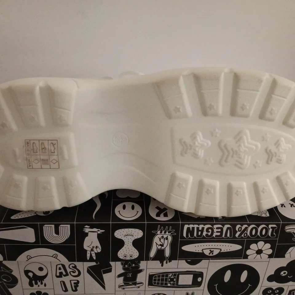 BOXED PAIR OF KOI JENNIE STRIKER WHITE CHUNKY PLATFORM SNEAKERS – BUBBLE TRAINERS, UK SIZE 6