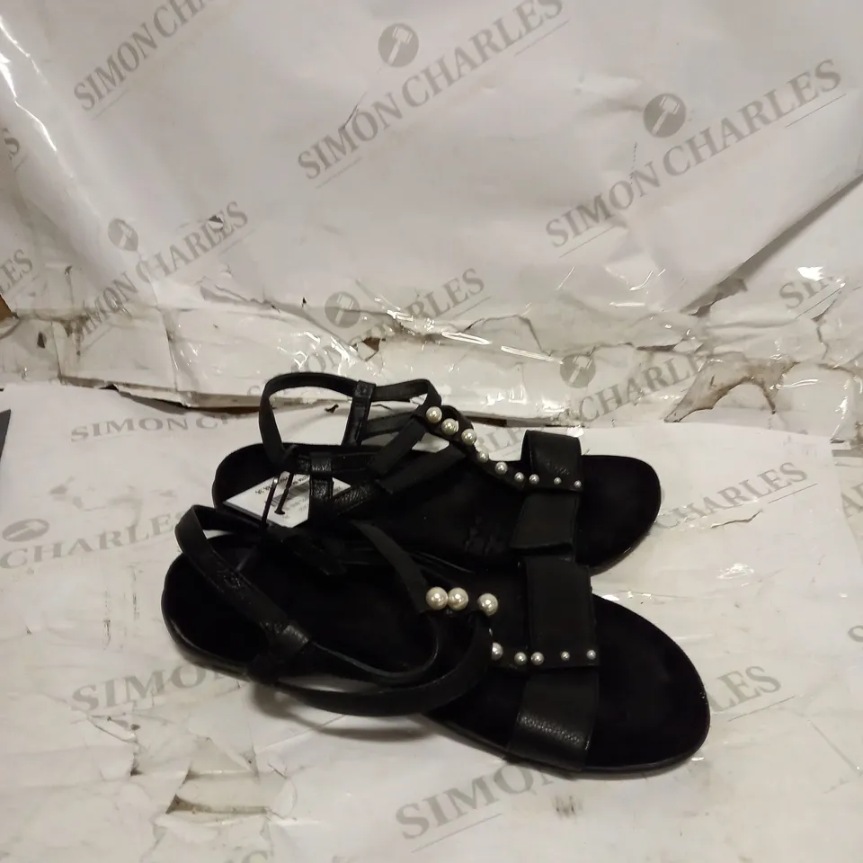 VIONIC BLACK STRAPPED SANDALS SIZE 6 