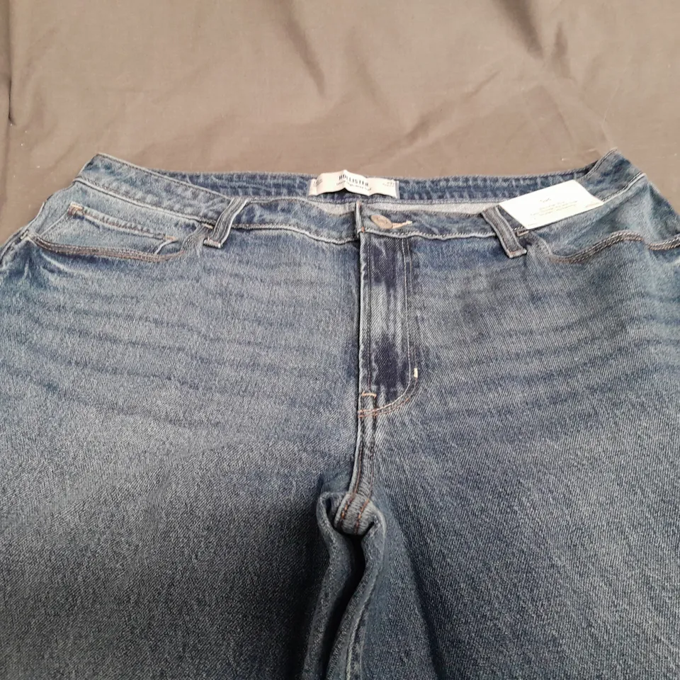 HOLLISTER ULTRA HIGH RISE DAD JEANS - W33