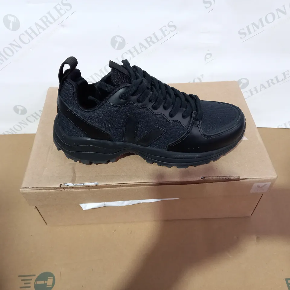 BOXED PAIR OF VEJA BLACK TRAINERS SIZE 5