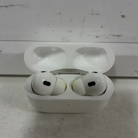 APPLE AIRPODS WITH CASE