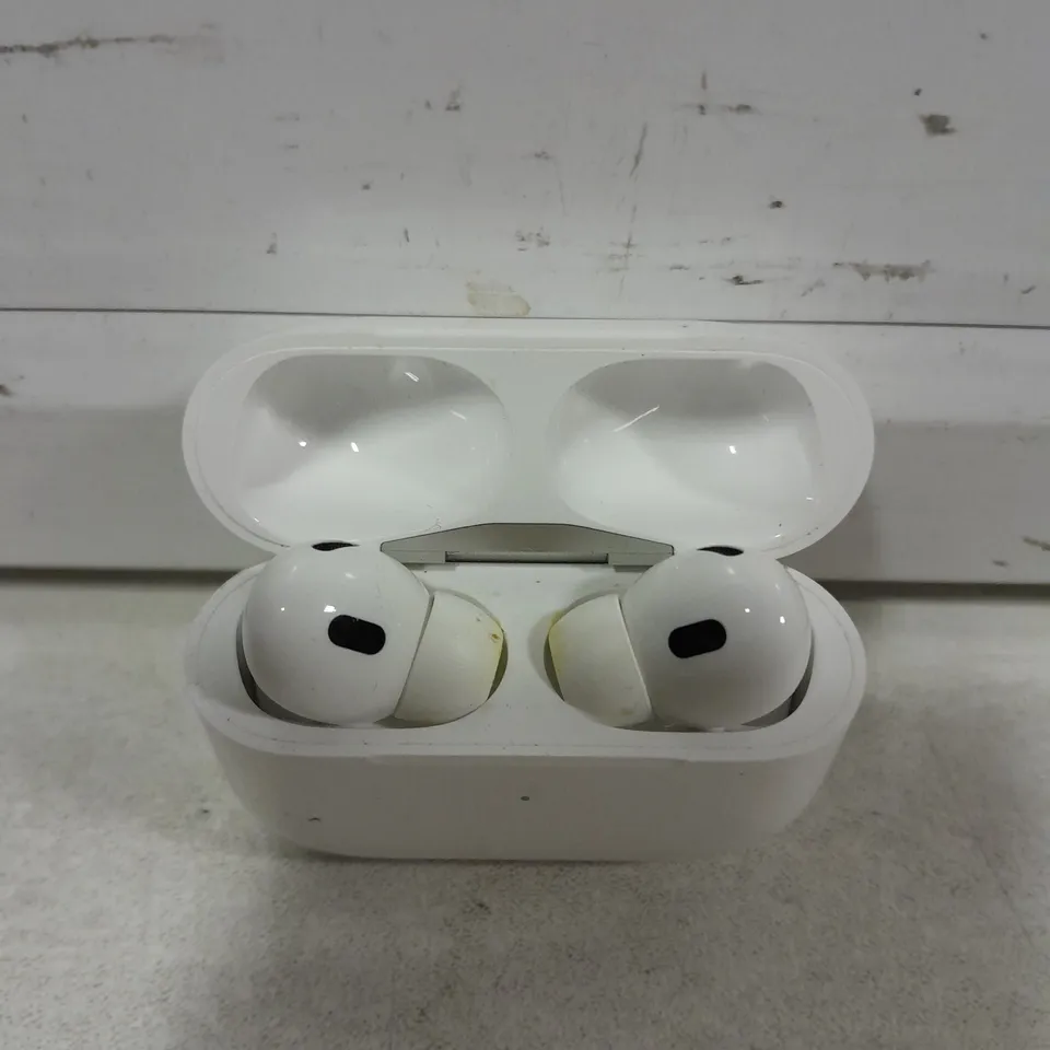 APPLE AIRPODS WITH CASE 