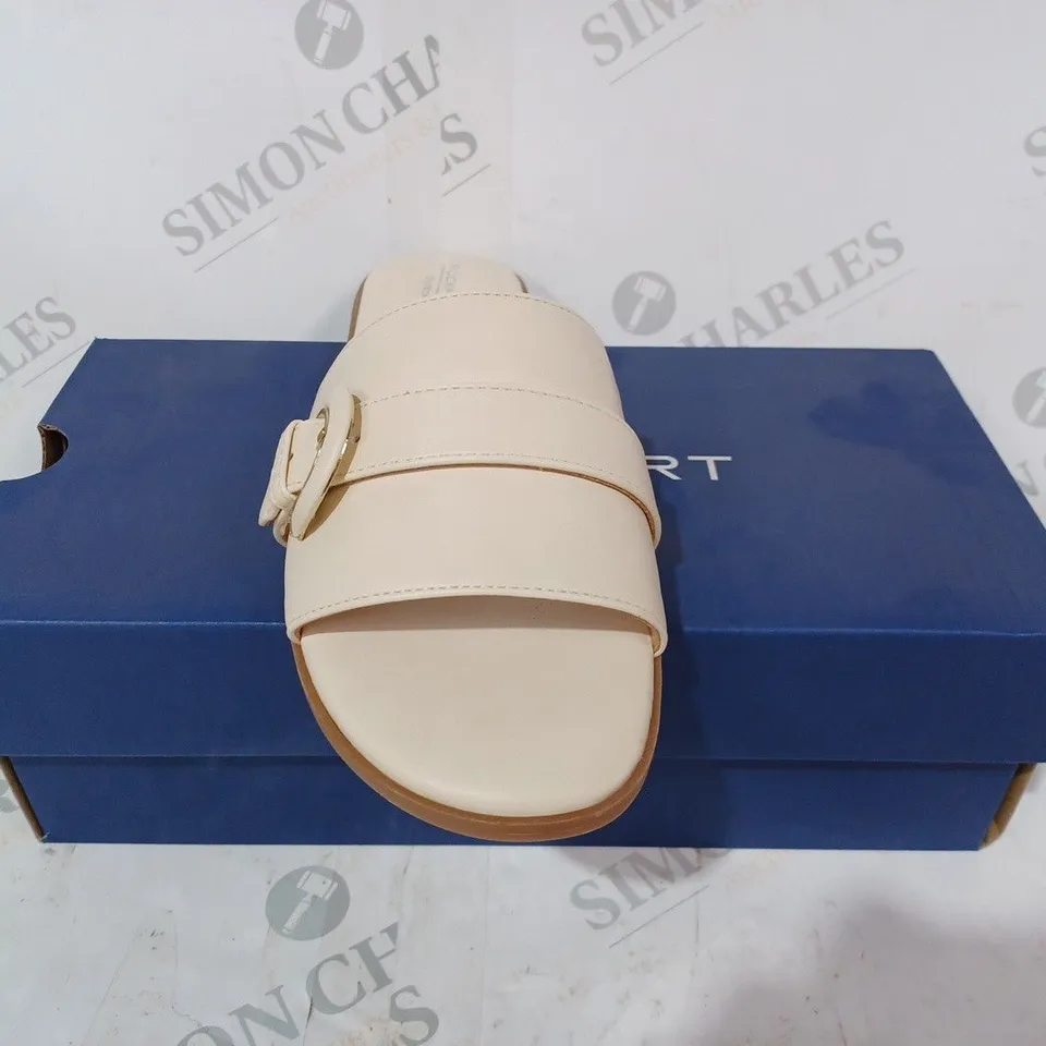 BOXED PAIR OF ROCKPORT YARA FLAT SANDALS IN BEIGE UK SIZE 5