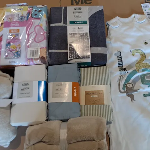LOT OF APPROXIMATELY 18 ASSORTED BEDDING AND SOFT FURNISHING  ITEMS TO INCLUDE STITCH TEDDY DUVET SET AND THROWS