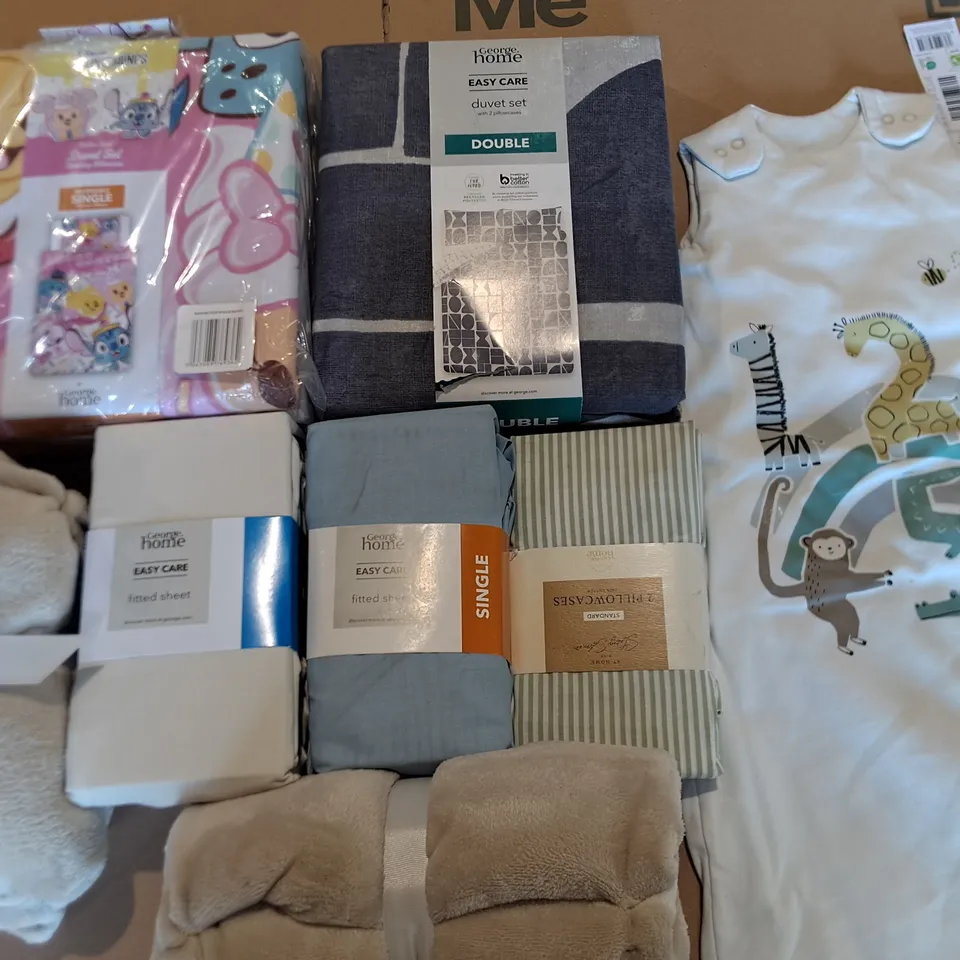 LOT OF APPROXIMATELY 18 ASSORTED BEDDING AND SOFT FURNISHING  ITEMS TO INCLUDE STITCH TEDDY DUVET SET AND THROWS