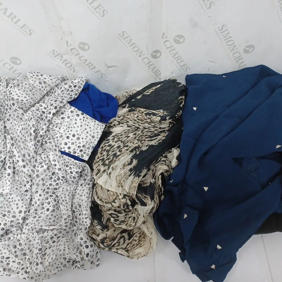 APPROXIMATELY 8 ASSORTED ITEMS OF WOMEN'S CLOTHING TO INCLUDE IZABEL TOP SIZE 10, APRICOT CHIFFON BLOUSE SIZE 12, KIM&CO TUNIC SIZE M, IZABEL TROUSERS SIZE 12