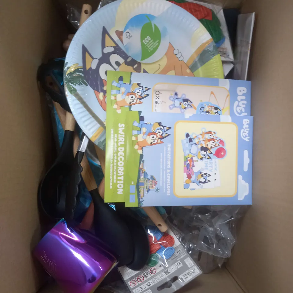 BOX OF APPROXIMATELY 15 ASSORTED COSMETIC ITEMS TO INCLUDE - BLUEY MERCH, COOKWARE, BALLOONS ETC