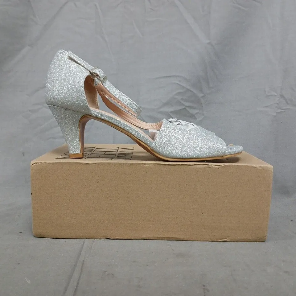 BOXED PAIR OF WHERE'S THAT FROM OPEN TOE LOW HEEL SANDALS IN SILVER GLITTER SIZE UK 8