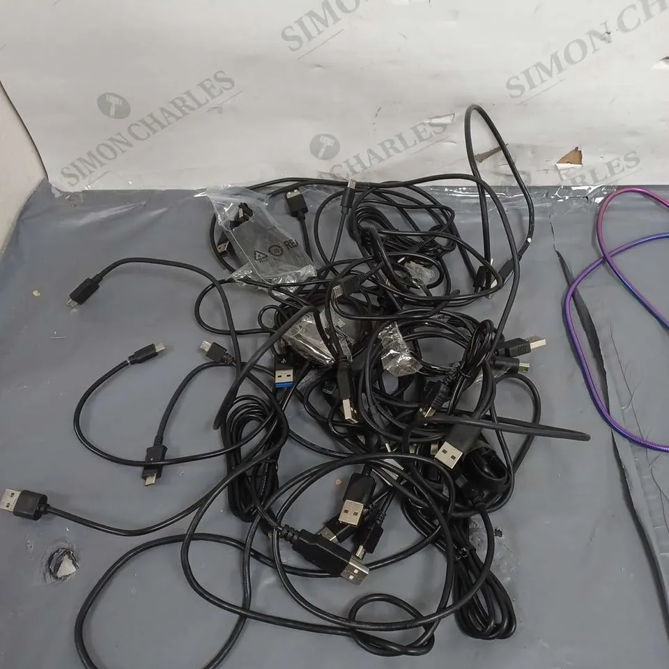LOT OF APPROX. 25 CHARGING CABLES. VARIOUS COLOURS, USB, USB-C AND IPHONE CONNECTORS