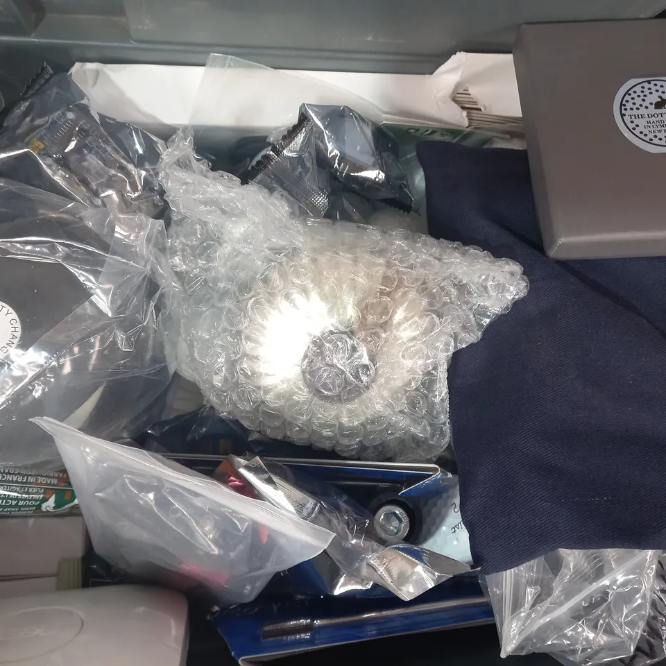 LOT OF APPROXIMATELY 10 ASSORTED HOUSEHOLD ITEMS TO INCLUDE FRONTSIDE CYCLE LIGHT, LAP COUNTER, GOLF BALLS, ETC