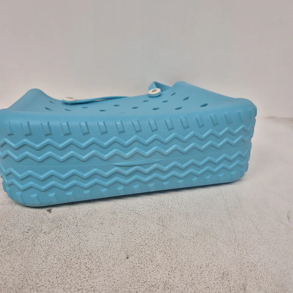 BLUE SILICONE TOTE BAG IN THE STYLE OF CROCS