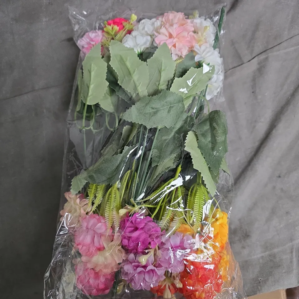 BOX OF APPROXIMATELY 12 ASSORTED ITEMS TO INCLUDE : CHRISTMAS LIGHT AND PLASTIC FLOWER BOUQUET 