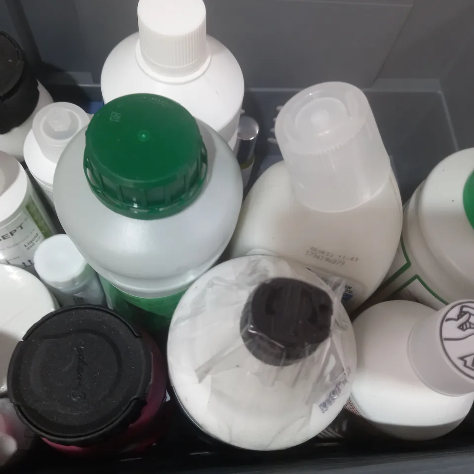 APPROXIMATELY 10 ASSORTED HOUSEHOLD ITEMS TO INCLUDE MICROFIBRE REVIVER, KITCHEN CLEANER, LENOR CREASE RELEASER, ETC - COLLECTION ONLY - COLLECTION ONLY