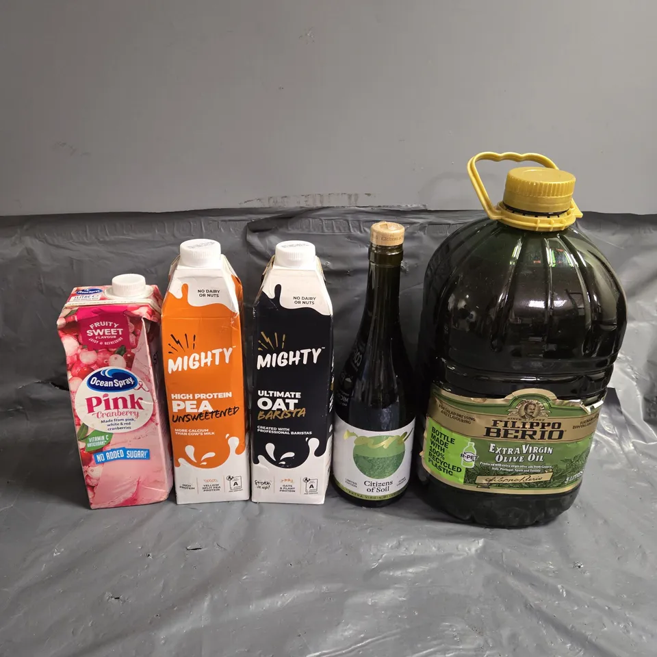 APPROXIMATELY 10 ASSORTED FOOD & DRINK ITEMS TO INCLUDE - FILIPO BERIO EXTRA VIRGIN OLIVE OIL - MIGHTY OAT DRINK - CITIZENS OF SOIL EXTRA VIRGIN OLIVE OIL - ETC - COLELCTION ONLY