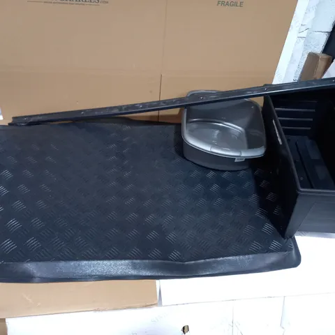 LOT OF 4 ASSORTED HOMEWARE ITEMS TO INCLUDE CAR BOOT MAT, WASHING UP BOWL, PLANTER ETC