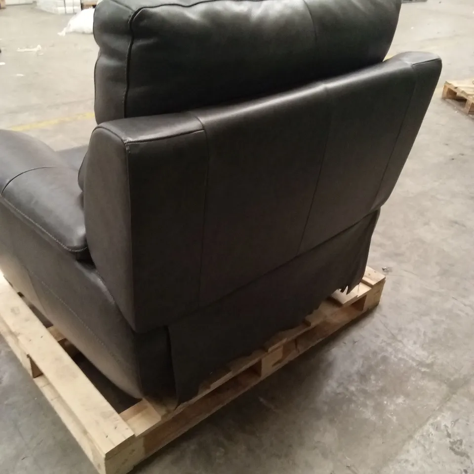 QUALITY DESIGNER ITALIAN MADE PATRIZIO LEATHER ELECTRIC RECLINER CHAIR WITH SMALL ARMS