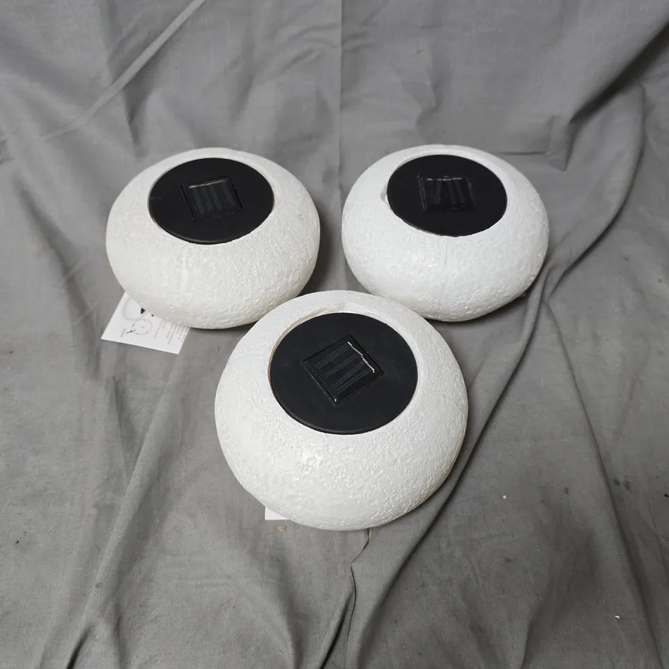 GRUNDIG SOLAR STONE LIGHT – SET OF 3 ROUND WHITE GARDEN LIGHTS WITH SOLAR PANEL