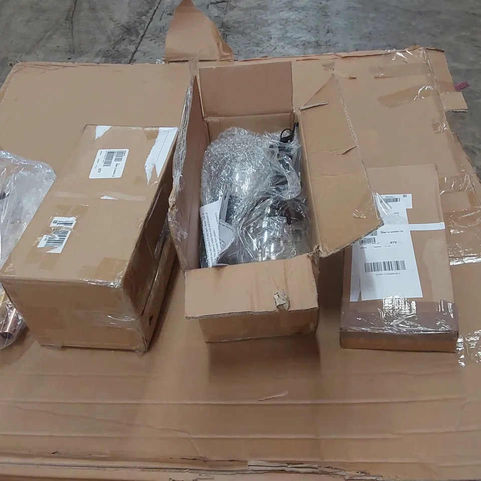PALLET CONTAINING ASSORTED GARDEN DECORATIONS ECT