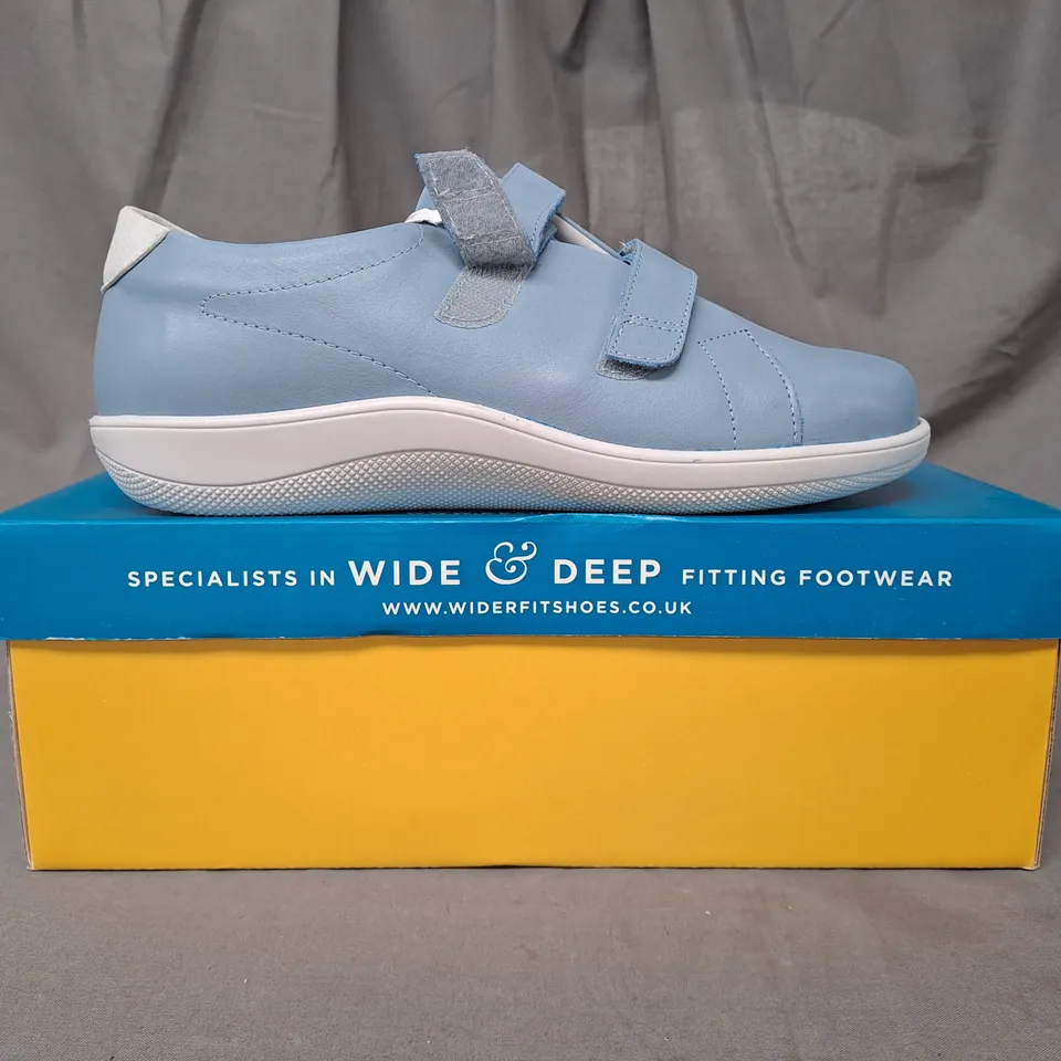 BOXED PAIR OF DB SCOTT SHOES IN SKY BLUE UK SIZE 6.5