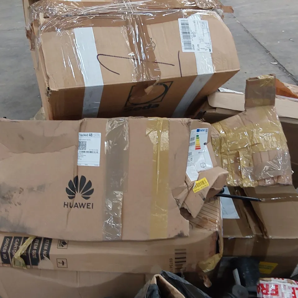 PALLET OF ASSORTED FURNITURE PARTS AND OTHER ASSORTED ITEMS 