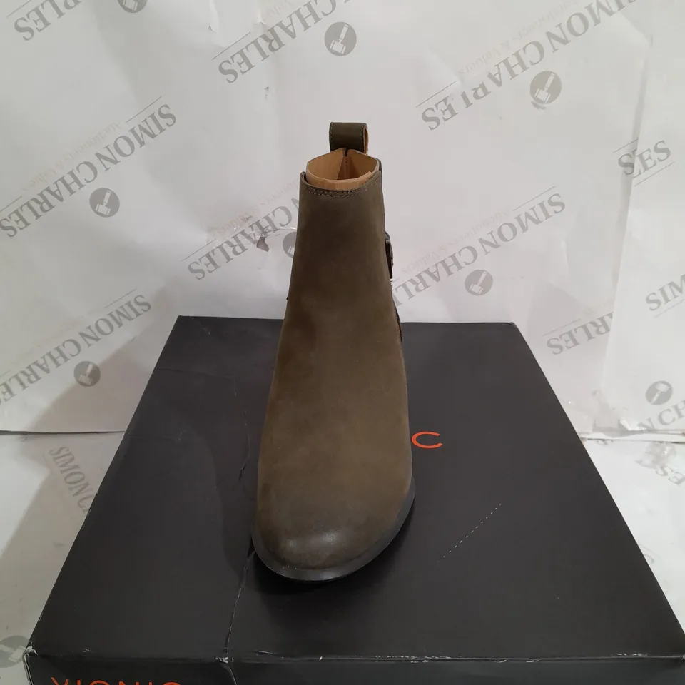 BOXED PAIR OF VIONIC SIENNA ANKLE BOOTS IN OLIVE SIZE 5