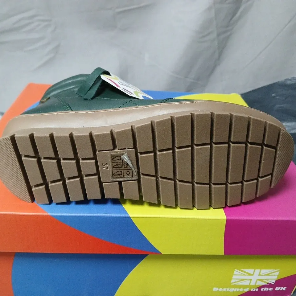 BOXED PAIR OF ADESSSO VALA BOOTS - UK SIZE 4