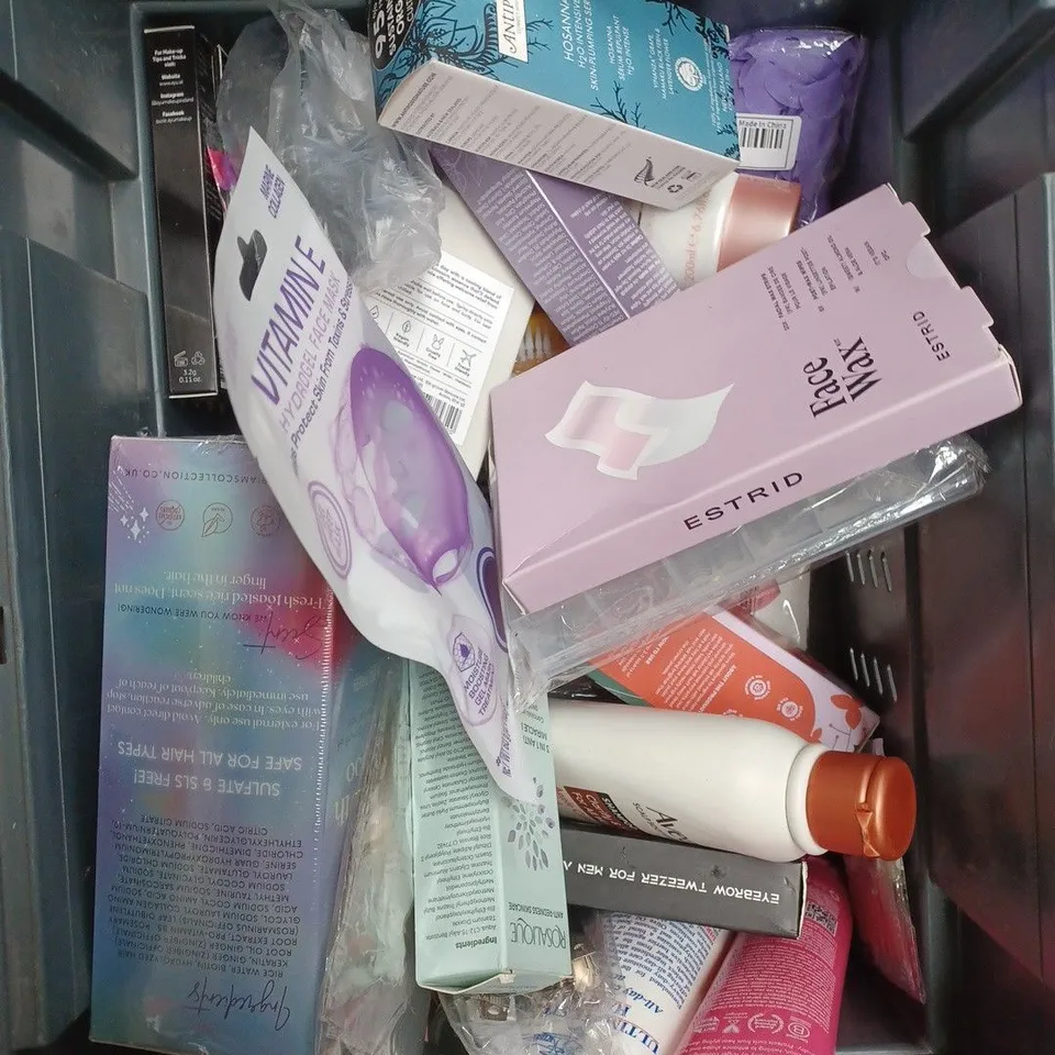 APPROXIMATELY 20 ASSORTED COSMETIC PRODUCTS TO INCLUDE CORSODYL MOUTHWASH, NYX SHINE KILLER PRIMER AND DOVE SHAMPOO