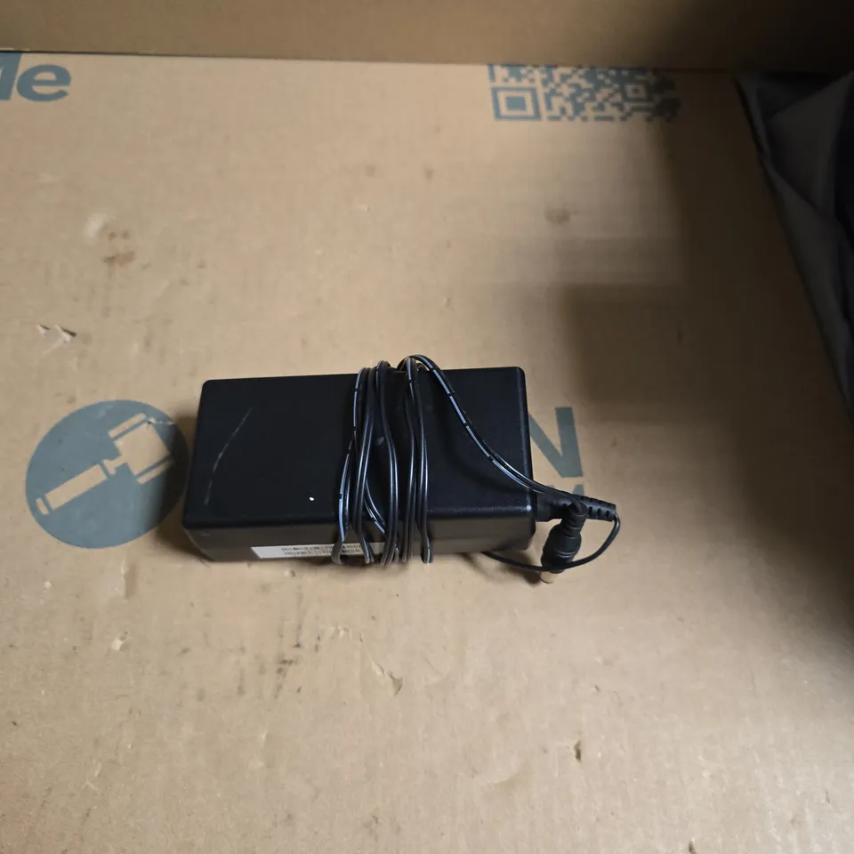 BOX OF APPROXIMATELY 10 ASSORTED ELECTRICAL ITEMS INCLUDING HUAWEI WIFI ROUTER AND NETGEAR POWER CABLE 