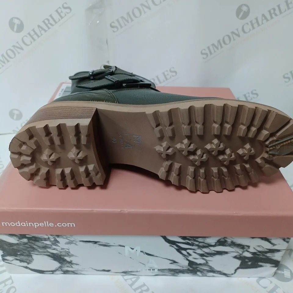 BOXED PAIR OF MODA IN PELLE CORNELIA BIKER BOOTS IN KHAKI UK SIZE 7