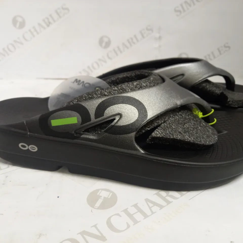 OOFOS OORIGINAL TOE POST FLIP FLOPS GRAPHITE EU 44 