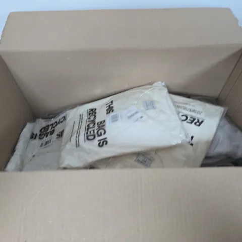 BOX OF APPROXIMATELY 15 ASSORTED CLOTHING ITEMS TO INCLUDE: BOX FIT COLLEGE T SHIRT 