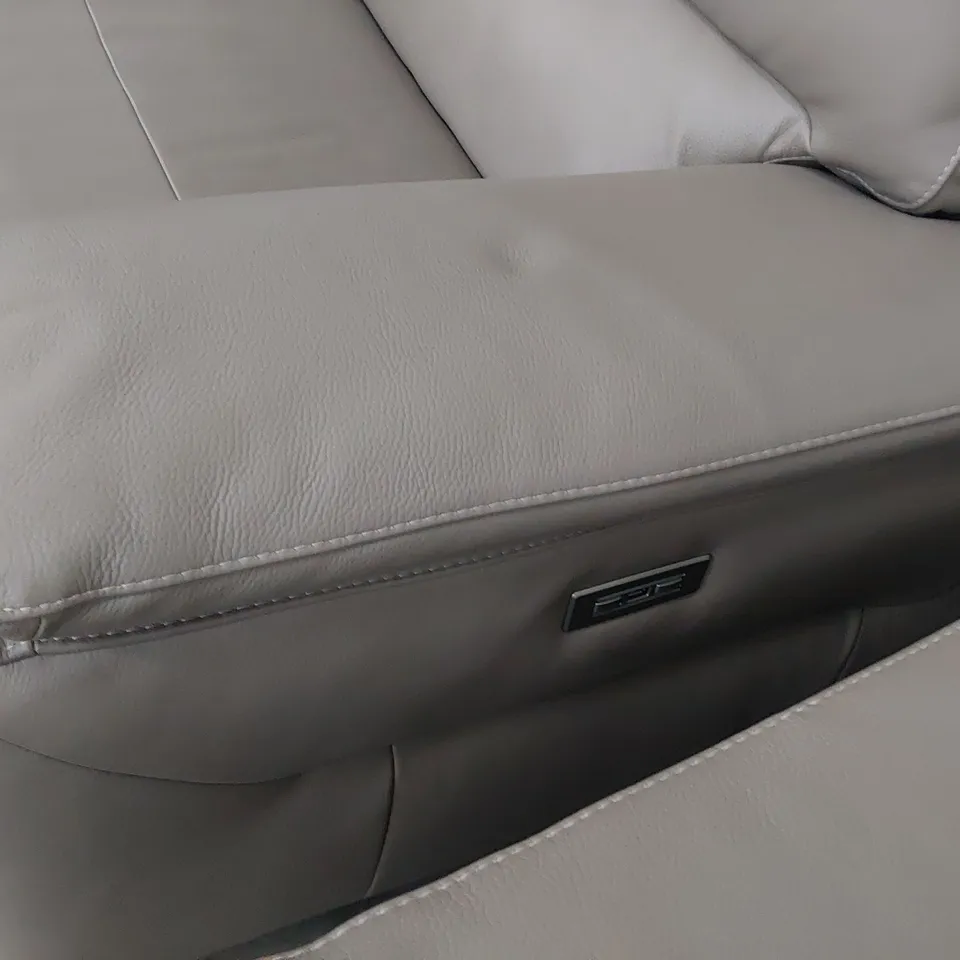 QUALITY ITALIAN DESIGNER GRADO POWER RECLINING SUITE COMPRISING THREE SEATER & LOVESEAT/TWO SEATER SOFAS LIGHT GREY LEATHER 