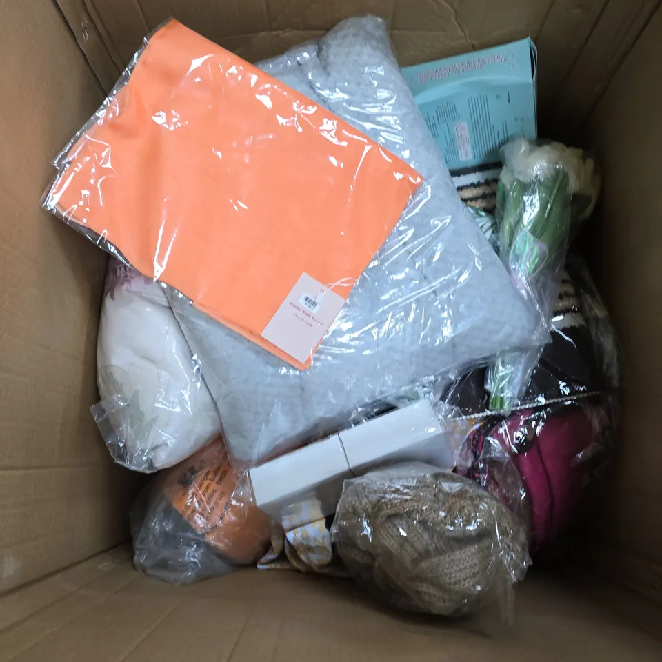 APPROXIMATELY 20 ASSORTED HOUSEHOLD ITEMS TO INCLUDE FOOT WARMER INSOLES, SMALL RUG AND LED MUSIC BULB