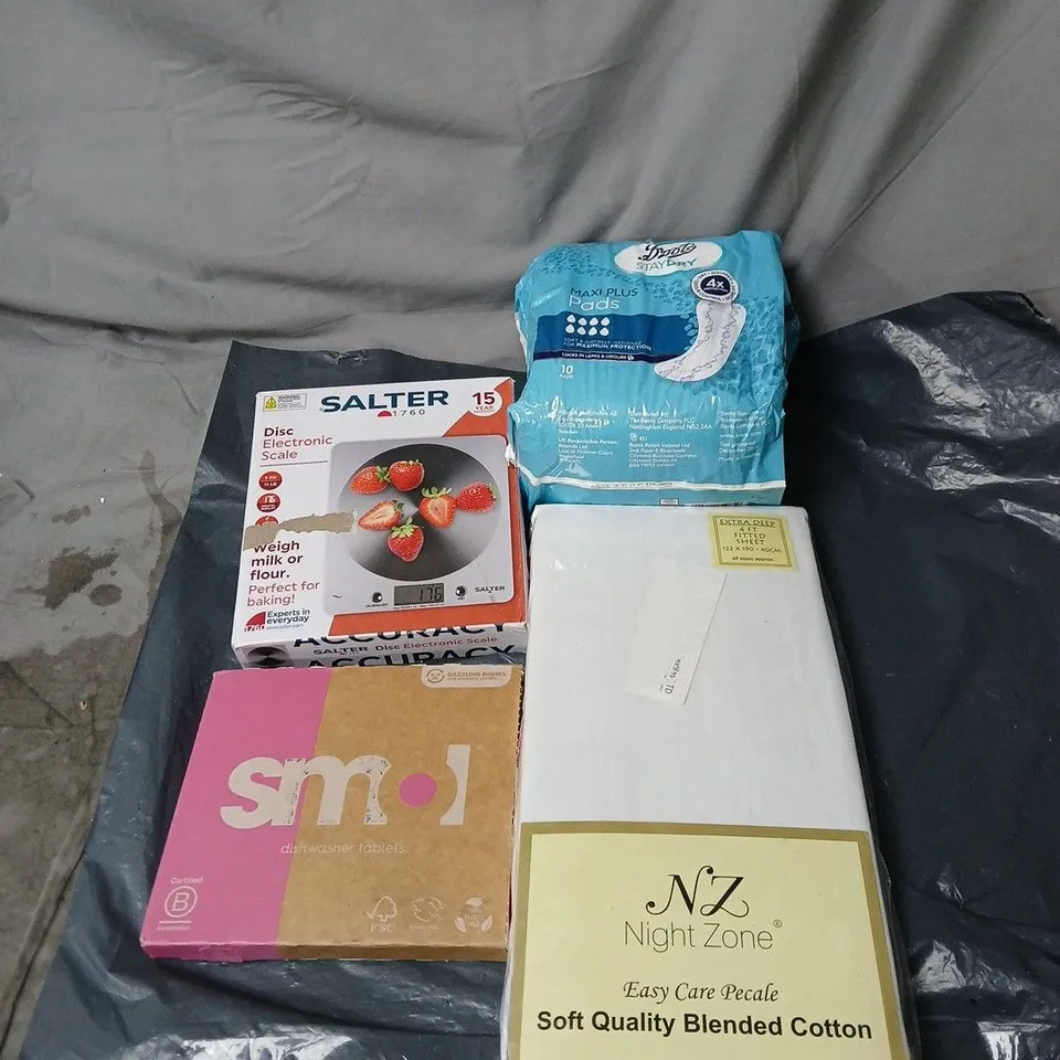 BOX OF APPROXIMATELY 20 ASSORTED HOUSEHOLD ITEMS TO INCLUDE FITTED SHEET, MAXI PLUS, SCALE, DISHWASHER TABLETS ETC
