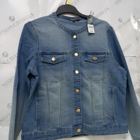 BOX OF APPROXIMATELY 10 CLOTHING ITEMS TO INCLUDE DENIM JACKET, JUMPERS, TOPS ETC