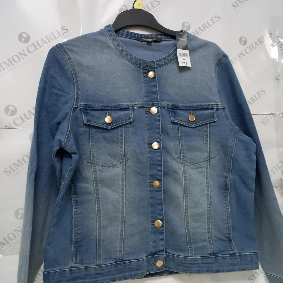 BOX OF APPROXIMATELY 10 CLOTHING ITEMS TO INCLUDE DENIM JACKET, JUMPERS, TOPS ETC