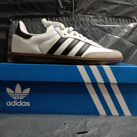 BOXED PAIR OF ADIDAS SAMBA OG TRAINERS IN WHITE/BLACK SIZE UK 7