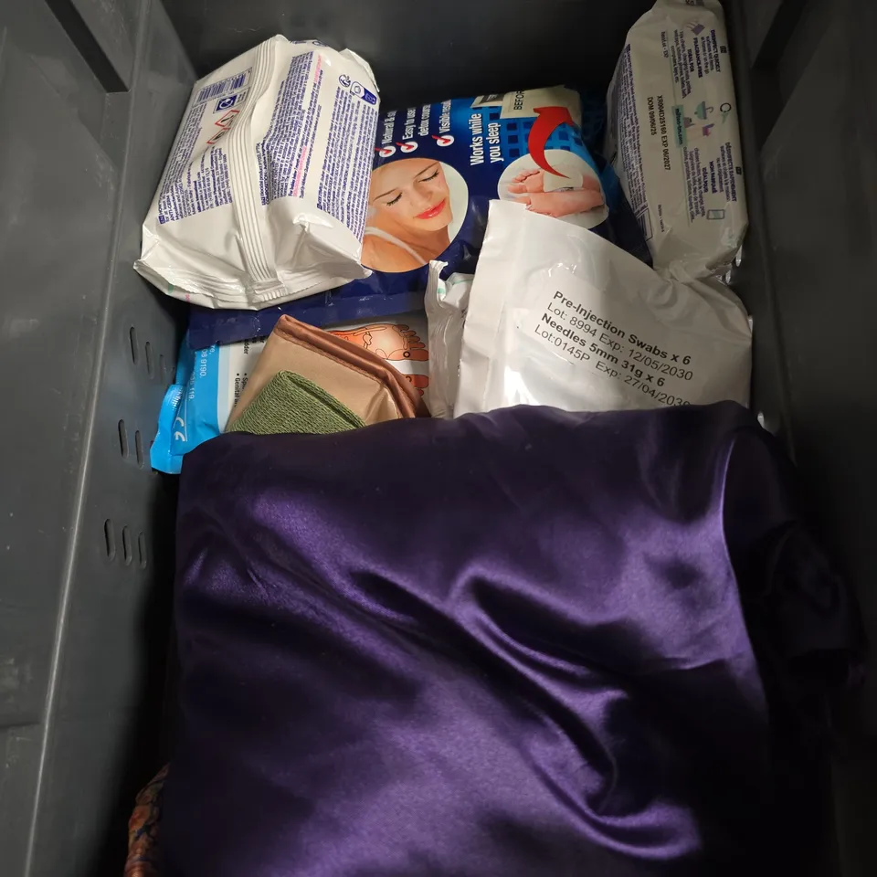 APPROXIMATELY 20 ASSORTED COSMETICS ITEMS TO INCLUDE SHAVERS , SCAR PATCHES , FOOT GRINDER , ETC 