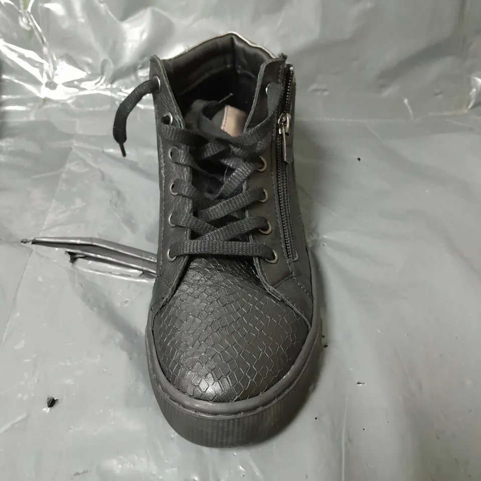 ADESSO LADIES LUNA TRAINERS BLACK SIZE 5