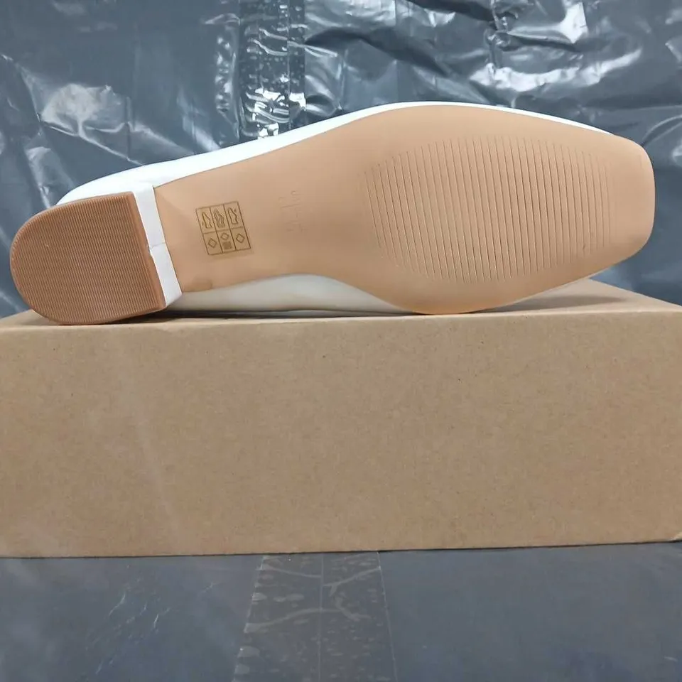 BOXED PAIR OF WHERE'S THAT FROM LOW BLOCK HEEL SLIP-ON SHOES IN WHITE SIZE UK 6